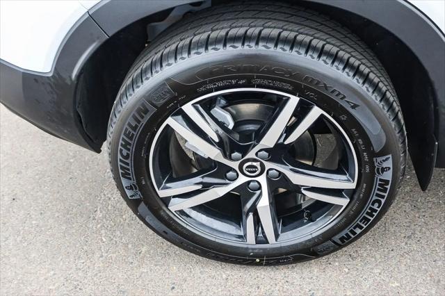2026 Volvo XC40 Core, B5 AWD Gas (mild hybrid), Dark