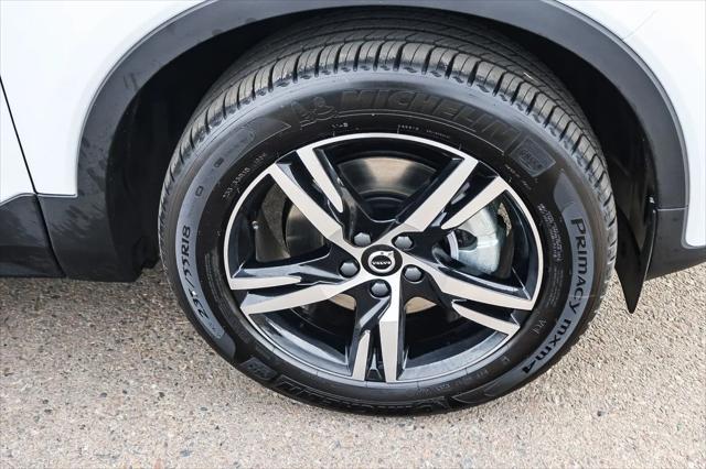 2026 Volvo XC40 Core, B5 AWD Gas (mild hybrid), Dark