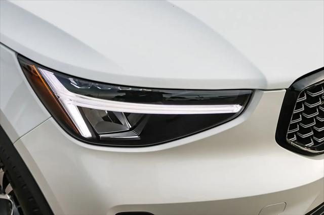 2026 Volvo XC40 Core, B5 AWD Gas (mild hybrid), Dark