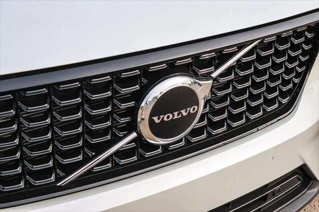 2026 Volvo XC40 Core, B5 AWD Gas (mild hybrid), Dark