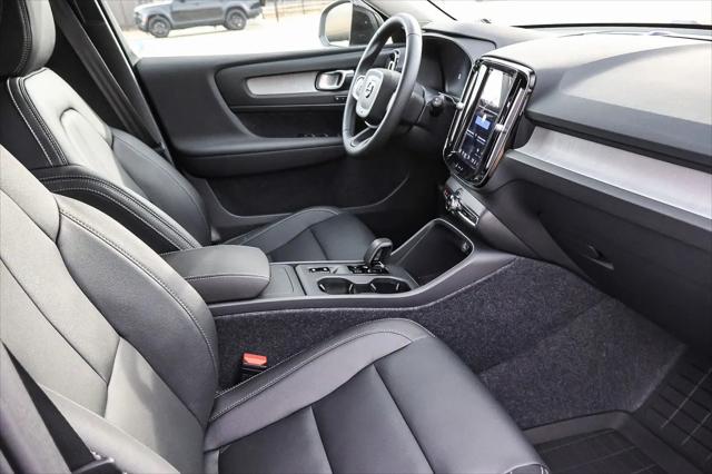 2026 Volvo XC40 Core, B5 AWD Gas (mild hybrid), Dark