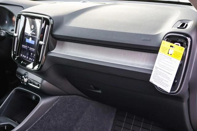 2026 Volvo XC40 Core, B5 AWD Gas (mild hybrid), Dark