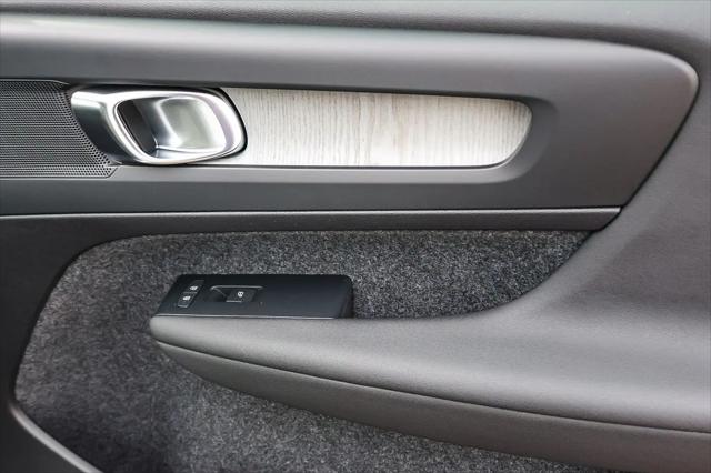 2026 Volvo XC40 Core, B5 AWD Gas (mild hybrid), Dark