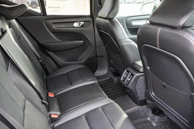 2026 Volvo XC40 Core, B5 AWD Gas (mild hybrid), Dark