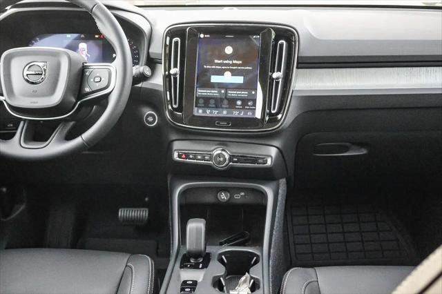 2026 Volvo XC40 Core, B5 AWD Gas (mild hybrid), Dark