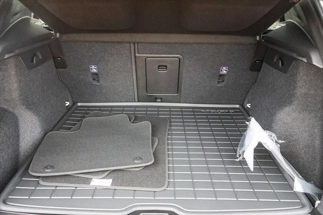 2026 Volvo XC40 Core, B5 AWD Gas (mild hybrid), Dark