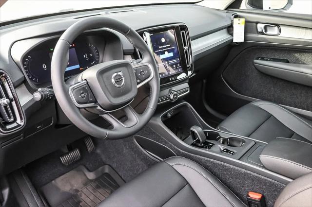 2026 Volvo XC40 Core, B5 AWD Gas (mild hybrid), Dark
