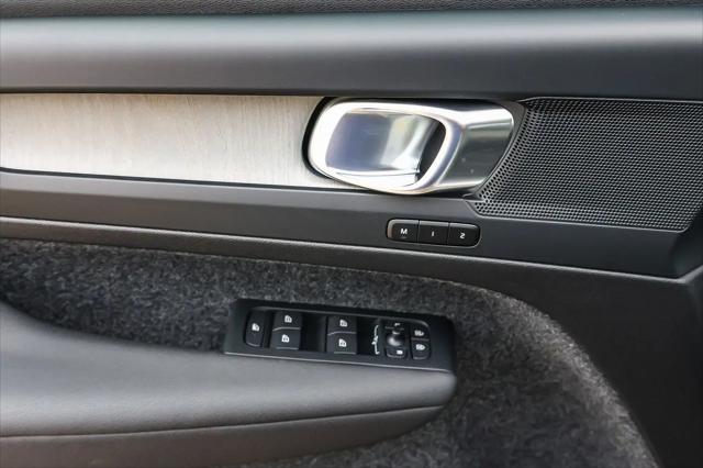 2026 Volvo XC40 Core, B5 AWD Gas (mild hybrid), Dark