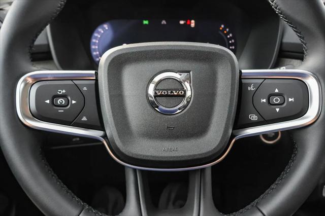 2026 Volvo XC40 Core, B5 AWD Gas (mild hybrid), Dark
