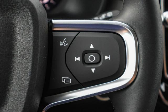 2026 Volvo XC40 Core, B5 AWD Gas (mild hybrid), Dark