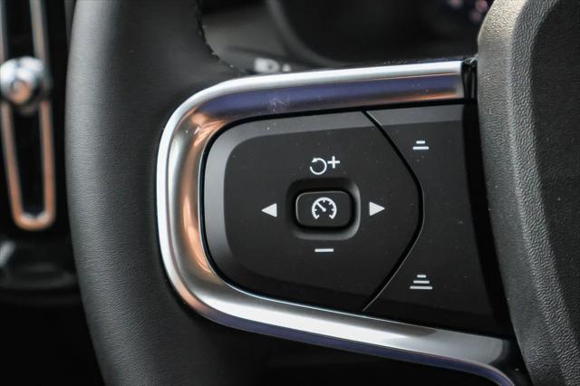 2026 Volvo XC40 Core, B5 AWD Gas (mild hybrid), Dark