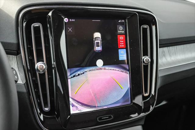 2026 Volvo XC40 Core, B5 AWD Gas (mild hybrid), Dark
