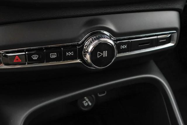 2026 Volvo XC40 Core, B5 AWD Gas (mild hybrid), Dark