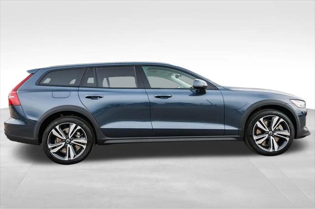 2026 Volvo V60 Cross Country Plus, B5 AWD Gas (mild hybrid)