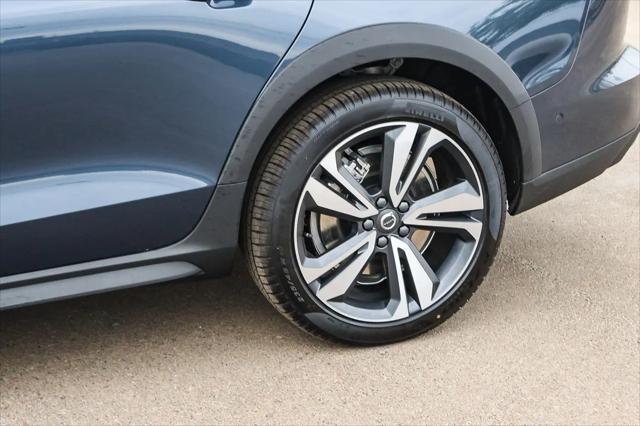 2026 Volvo V60 Cross Country Plus, B5 AWD Gas (mild hybrid)