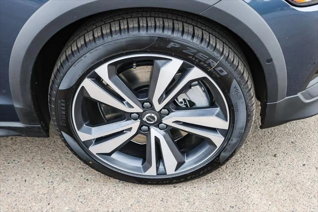 2026 Volvo V60 Cross Country Plus, B5 AWD Gas (mild hybrid)