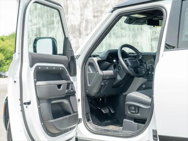 2026 Land Rover Defender P525 V8