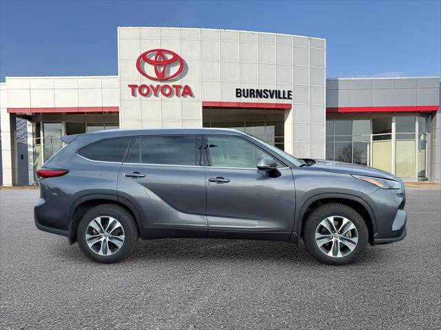 Used 2022 Toyota Highlander XLE with VIN 5TDHZRBHXNS597145 for sale in Burnsville, Minnesota