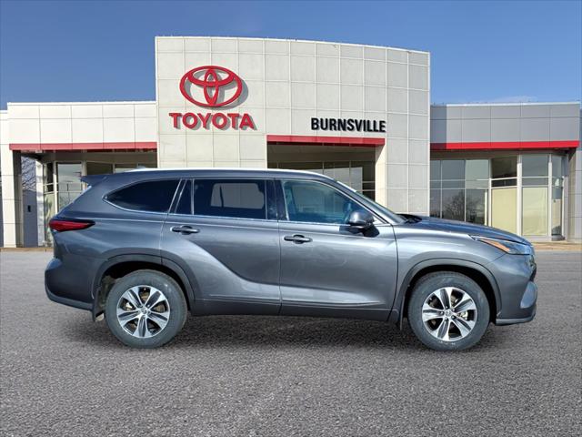 Used 2022 Toyota Highlander XLE with VIN 5TDGZRBH3NS251059 for sale in Burnsville, Minnesota