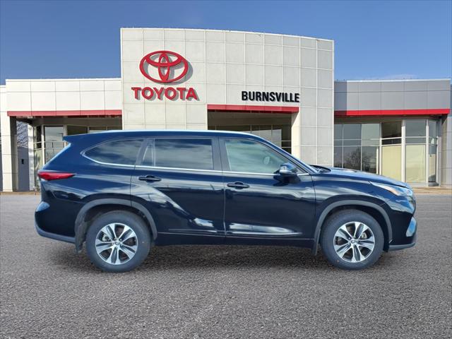 Used 2023 Toyota Highlander XLE with VIN 5TDKDRBH7PS006972 for sale in Burnsville, Minnesota