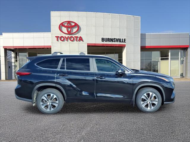 Used 2023 Toyota Highlander XLE with VIN 5TDKDRBH0PS004576 for sale in Burnsville, Minnesota