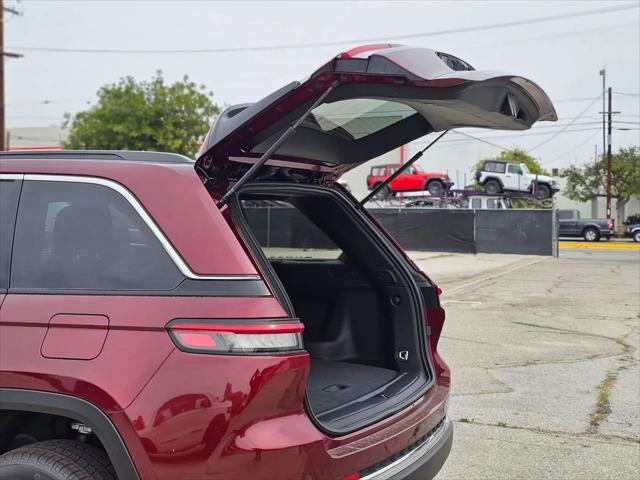 2026 Jeep Grand Cherokee Laredo 4x2