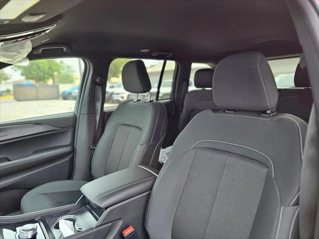 2026 Jeep Grand Cherokee Laredo 4x2