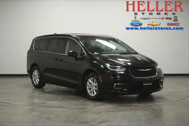 2023 Chrysler Pacifica Touring L for sale in Pontiac, IL