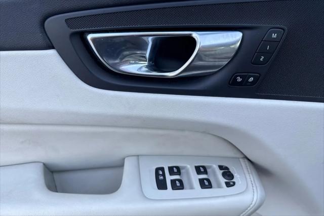 2023 Volvo XC60 B5 Plus Dark Theme