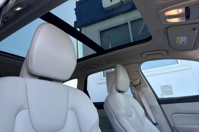 2023 Volvo XC60 B5 Plus Dark Theme