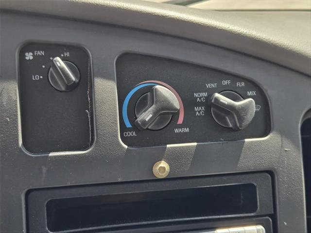 2003 Ford E-350 Cutaway E-350