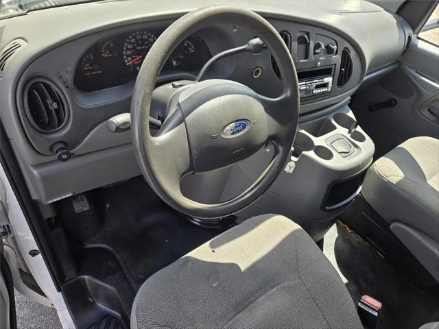 2003 Ford E-350 Cutaway E-350