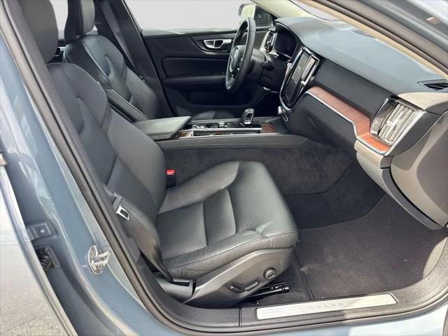 2024 Volvo S60 B5 Plus Dark Theme