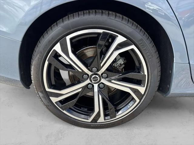 2024 Volvo S60 B5 Plus Dark Theme