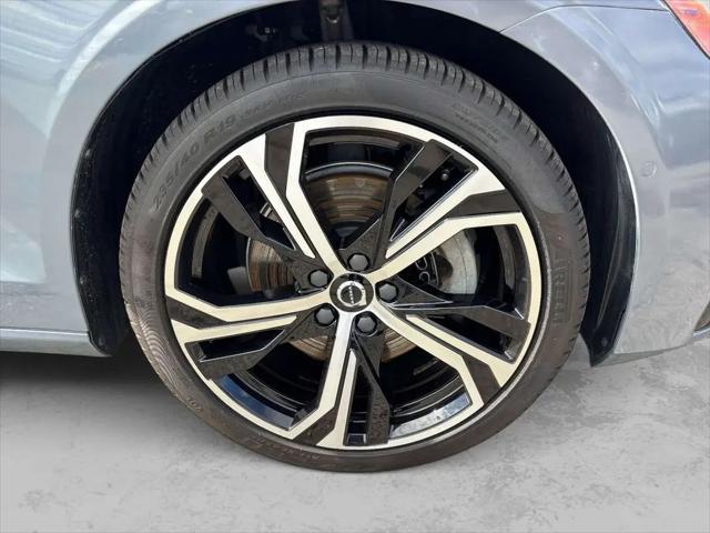 2024 Volvo S60 B5 Plus Dark Theme