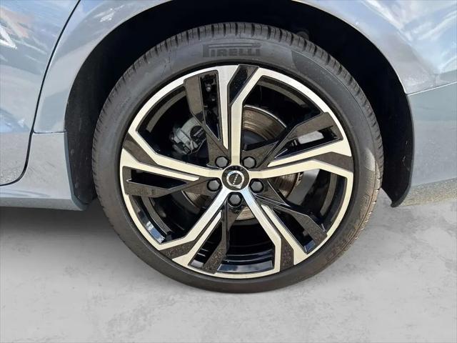 2024 Volvo S60 B5 Plus Dark Theme