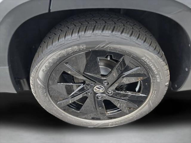 2026 Volkswagen Taos SE Black