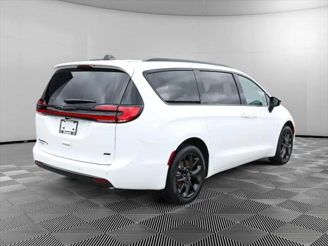2026 Chrysler Pacifica Select AWD