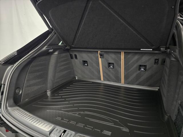 2025 Porsche Macan Unknown