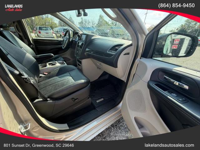2016 Chrysler Town & Country Touring-L Anniversary Edition