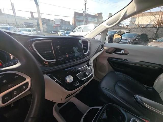 2022 Chrysler Pacifica Hybrid Touring L