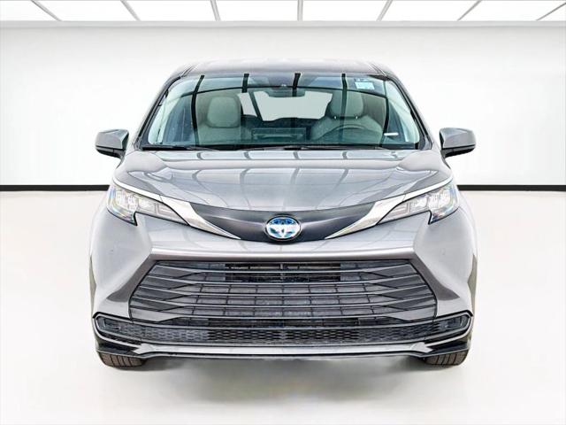 2025 Toyota Sienna LE
