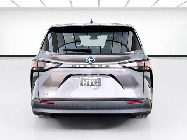 2025 Toyota Sienna LE
