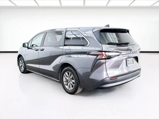 2025 Toyota Sienna LE
