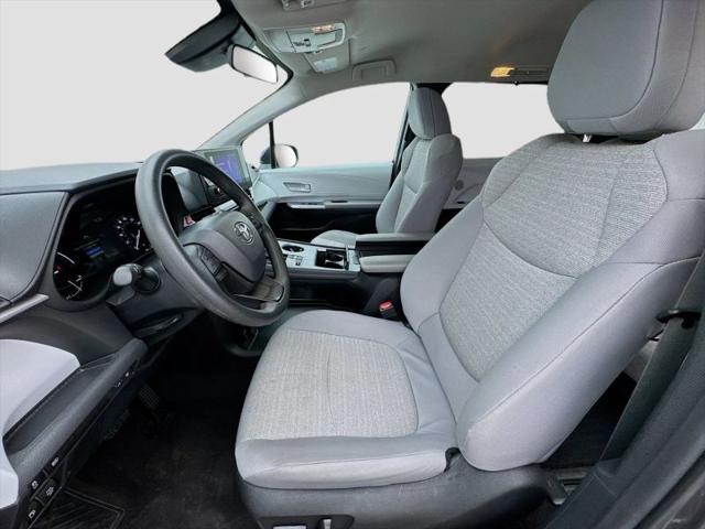 2025 Toyota Sienna LE