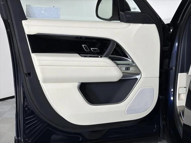 2026 Land Rover Range Rover P550e SE