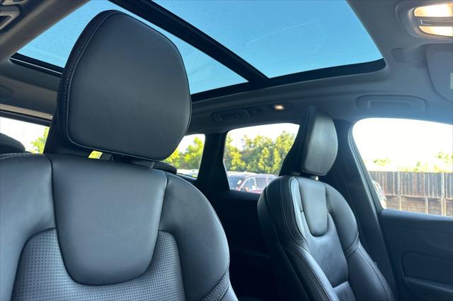 2023 Volvo XC60 Recharge T8 Ultimate Bright Theme