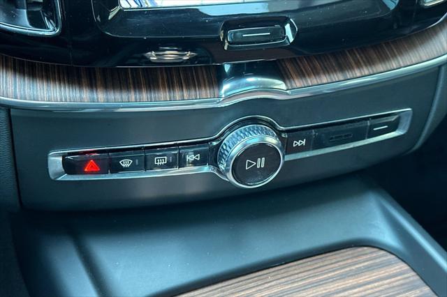 2023 Volvo XC60 Recharge T8 Ultimate Bright Theme