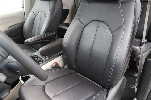 2024 Chrysler Pacifica Hybrid Select