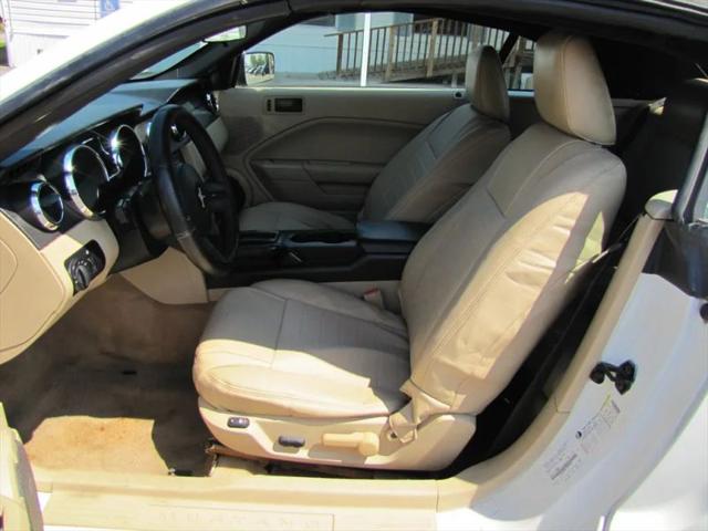 2007 Ford Mustang Deluxe
